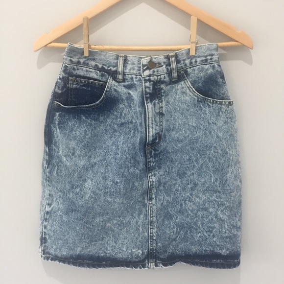 HP 🎉 Guess Stonewash Denim Skirt - Picture 2 of 5